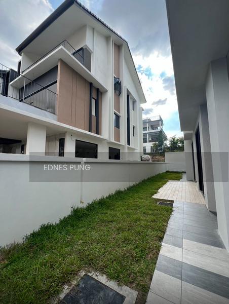 Semi-D house at Bukit Serdang - 1