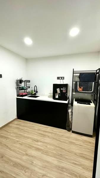 8% Roi Freehold Shop/House Fronting Main Road - 1