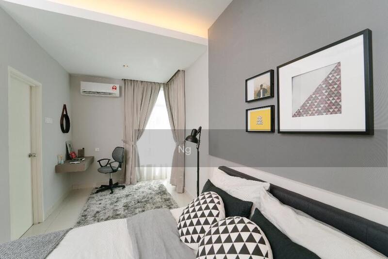 Cyberjaya FULL LOAN 2000 , size 20 x 70 4bed 3bath - 5