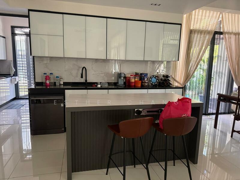 Avira Medini Iskandar - 4