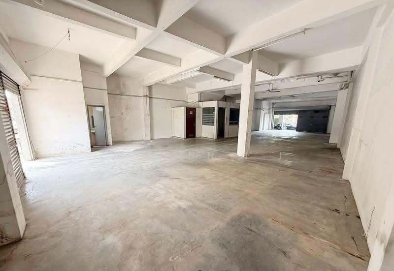 Strategic Location Refurbished Ground Floor Endlot Shop Taman Saga 3 Klang - 1