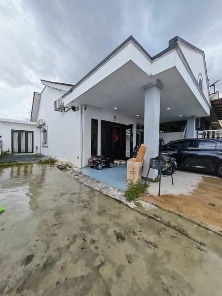 Taman Pulai Utama End Lot Single Storey Terrace for Sale - 1