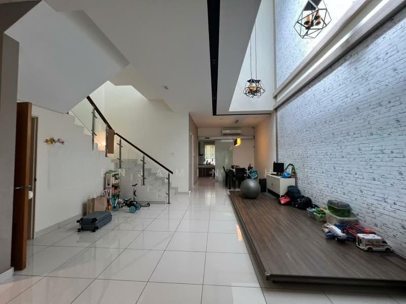Lyden, Terrace House - 4