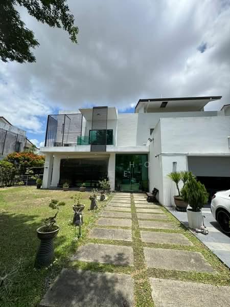 Noble Park Grand Pool Villas East Ledang - 1