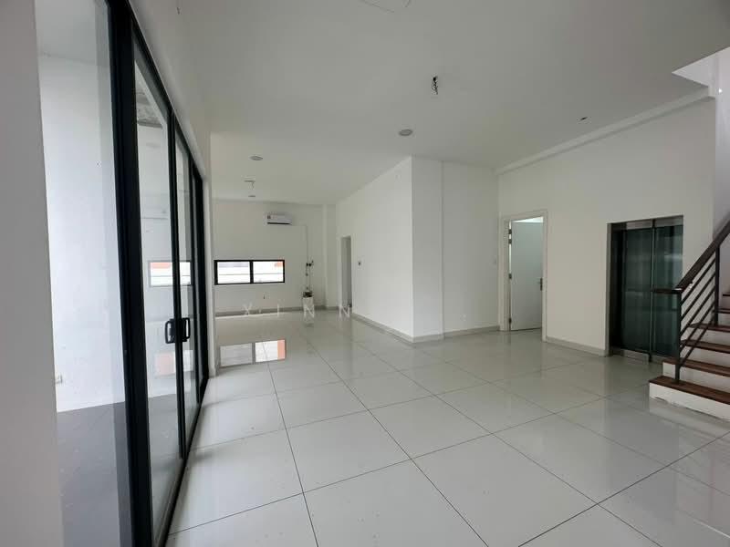 Triple Storey Bungalow York Residence - 1