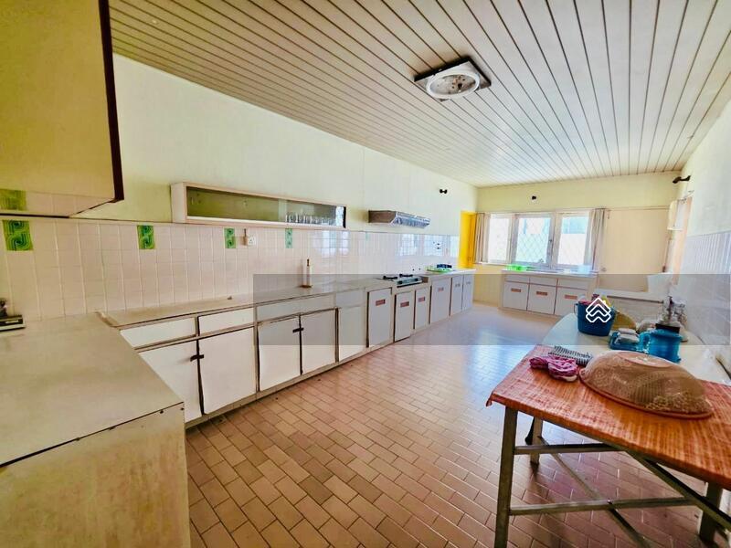 Bungalow at Taman Scotland - 4