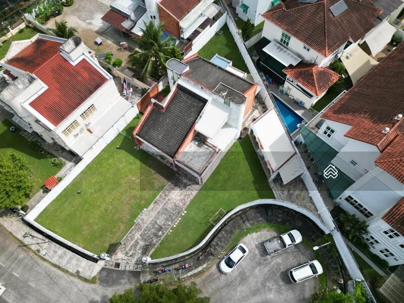 Bungalow at Taman Scotland - 1