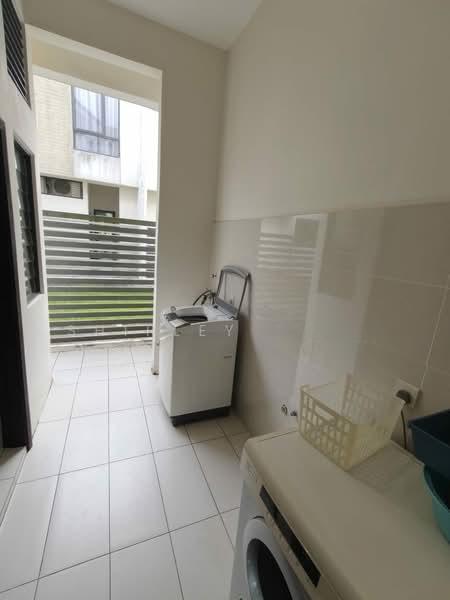 Avira Medini Iskandar - 5