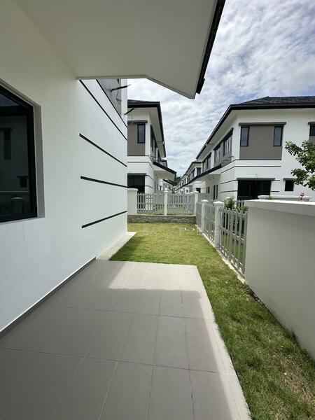 Precinct Arundina - 4