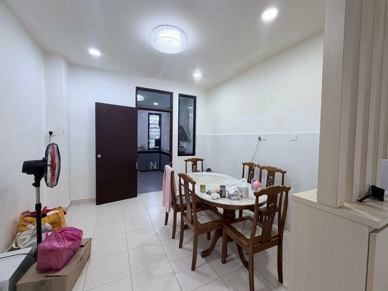 Taman Austin Duta, Jalan Austin Duta 2 - 4