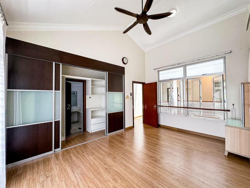 Facing Open 2 and half Storey Terrace Presint 16 - 5