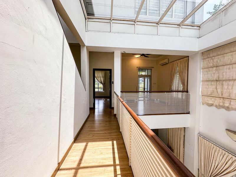 Facing Open 2 and half Storey Terrace Presint 16 - 4