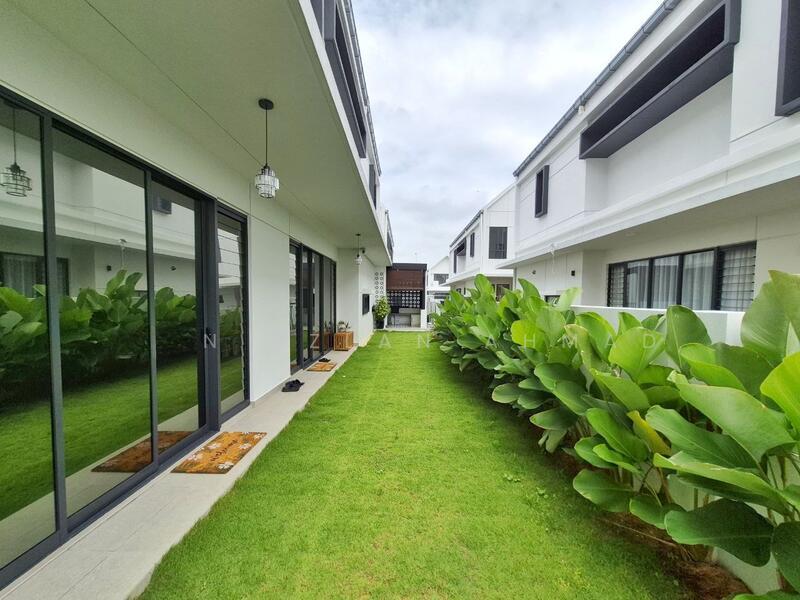 The Eighth, Elmina Green - 4