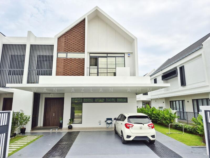 The Eighth, Elmina Green - 2