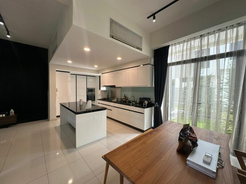 Avira Medini Iskandar - 1