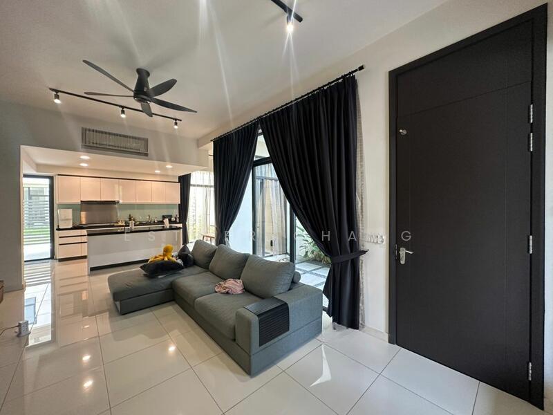 Avira Medini Iskandar - 2