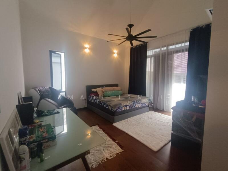 The Eighth, Elmina Green - 4