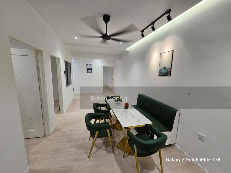 Freehold 1 Storey Terrace in Hilir Garden, Ujong Pasir - 3