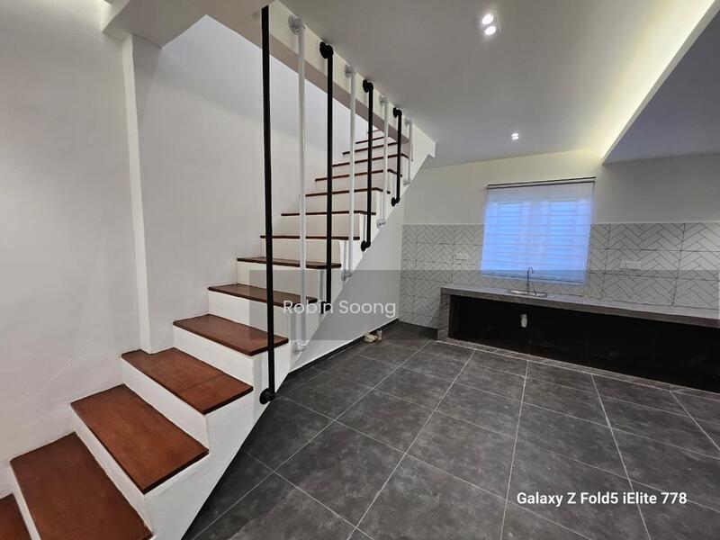Freehold 1 Storey Terrace in Hilir Garden, Ujong Pasir - 4