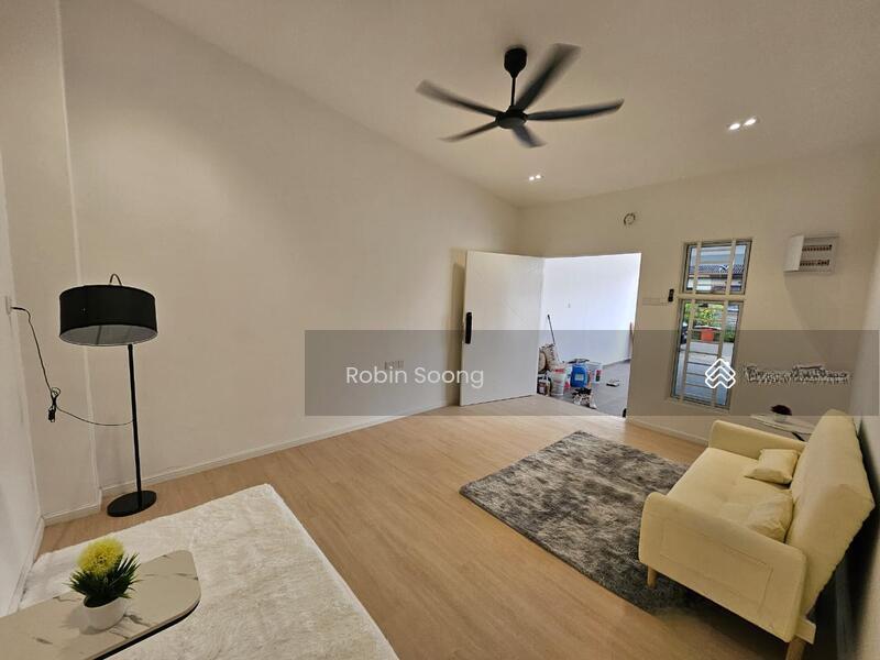 Freehold 1 Storey Terrace in Hilir Garden, Ujong Pasir - 2