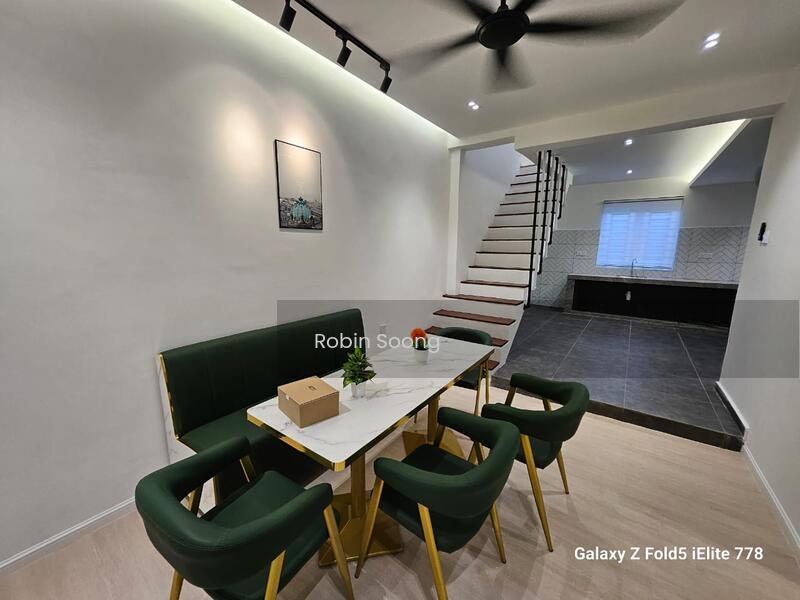 Freehold 1 Storey Terrace in Hilir Garden, Ujong Pasir - 5