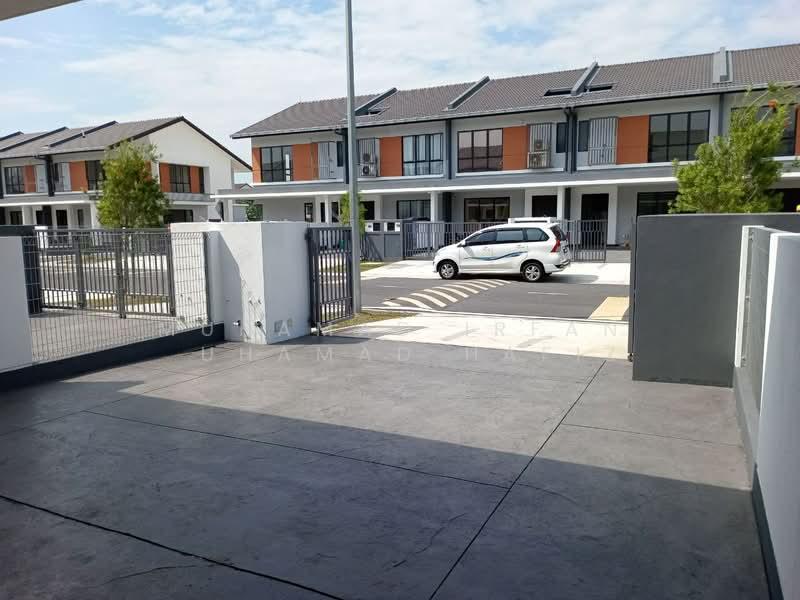 Bandar Bukit Raja : Casira 3 - 2