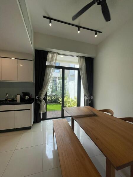 Avira Medini Iskandar - 4