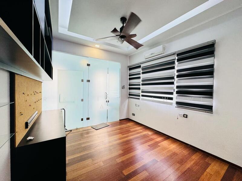Lakefront Villa - 4