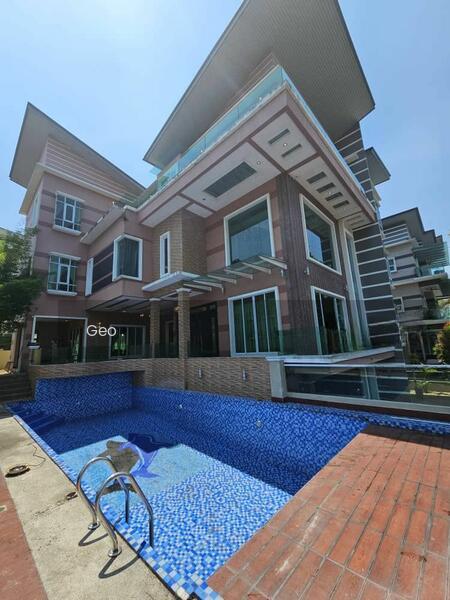 Bungalow at Seri Kembangan - 1