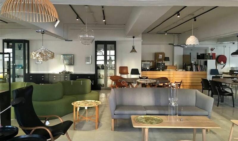 Mainroad facing commercial bungalow, 7,300sf land - 4