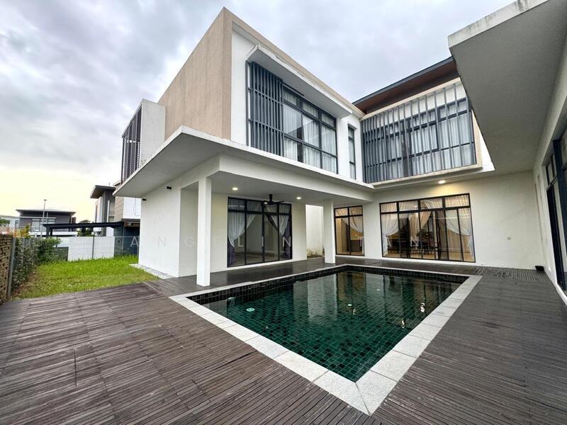 Noble Park Grand Pool Villas East Ledang - 1