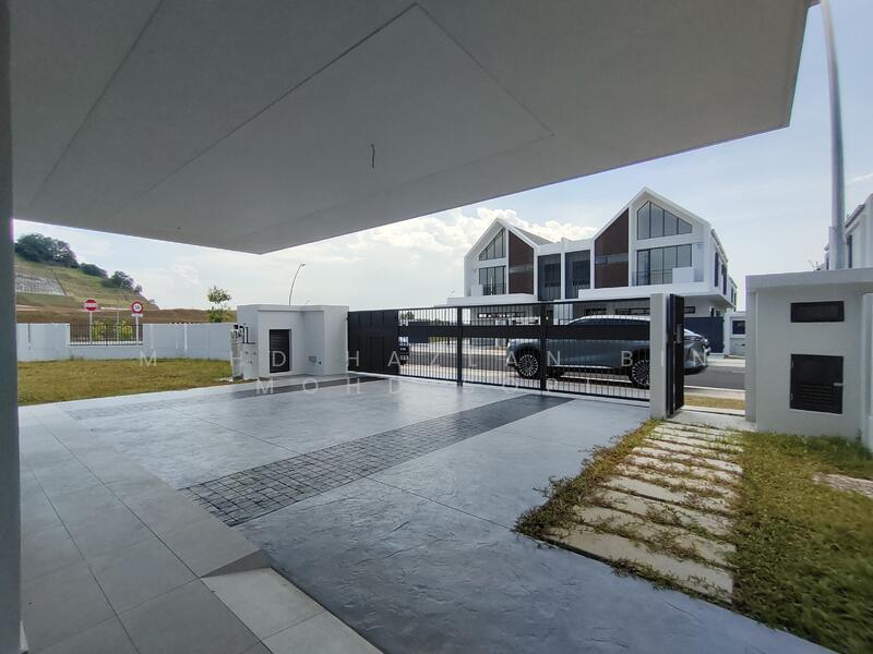 The Eighth, Elmina Green - 2