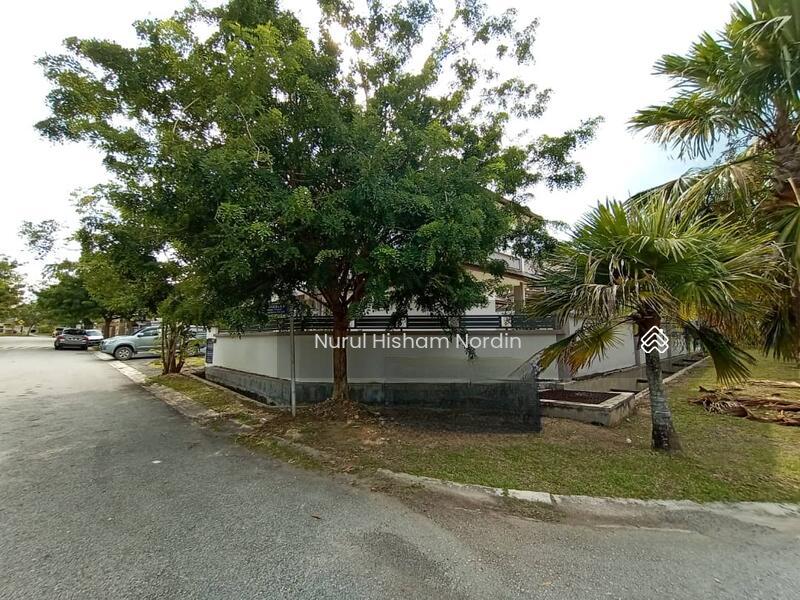 Exclusive Corner Bungalow House with Swimming Pool Nilai Impian - 2