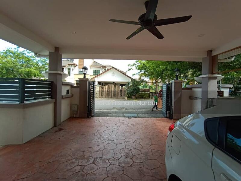 Exclusive Corner Bungalow House with Swimming Pool Nilai Impian - 4