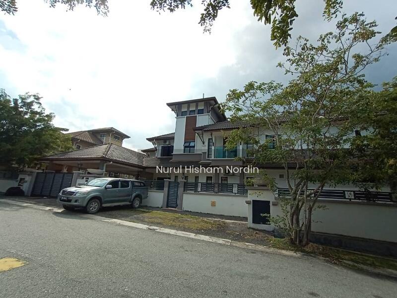 Exclusive Corner Bungalow House with Swimming Pool Nilai Impian - 1