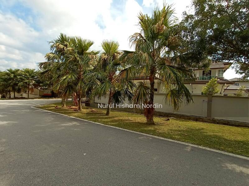 Exclusive Corner Bungalow House with Swimming Pool Nilai Impian - 3
