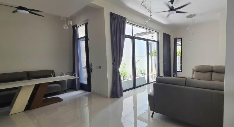 Avira Medini Iskandar - 4