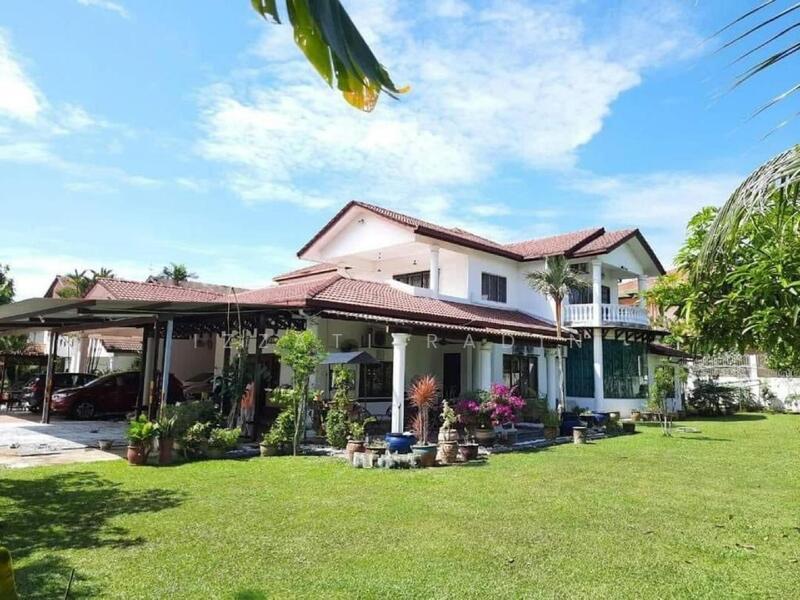 Corner Lot Bungalow in Bandar Baru Bangi - 1