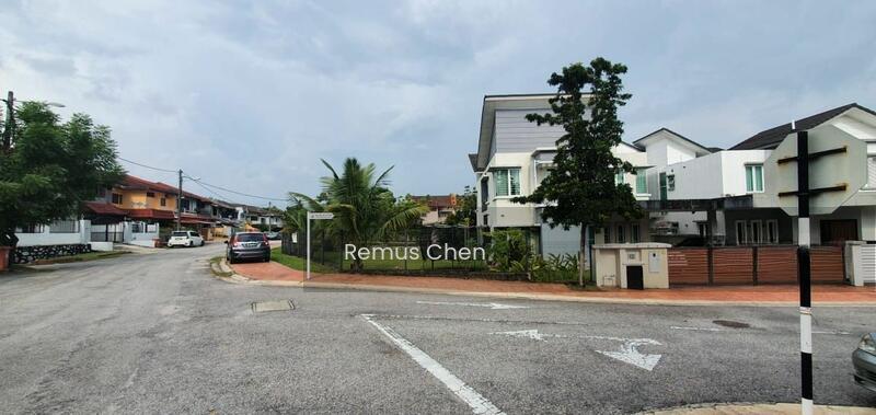 Semi-D house at SS5 - 1