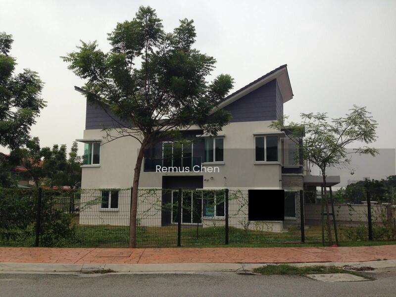 Semi-D house at SS5 - 4