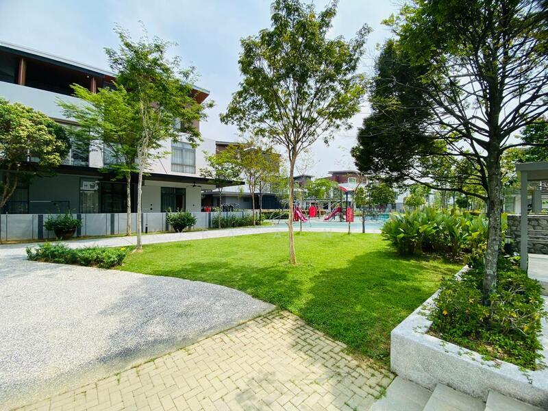THREE STOREY SEMI D CORNER BROADLEAF RESIDENCES TAMAN ALAM KEMUNING SEKSYEN 31 SHAH ALAM - 2