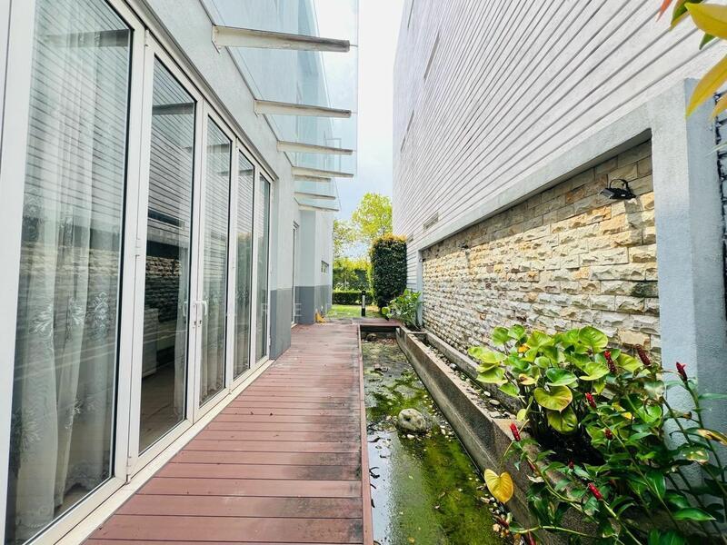 Lakefront Villa - 4
