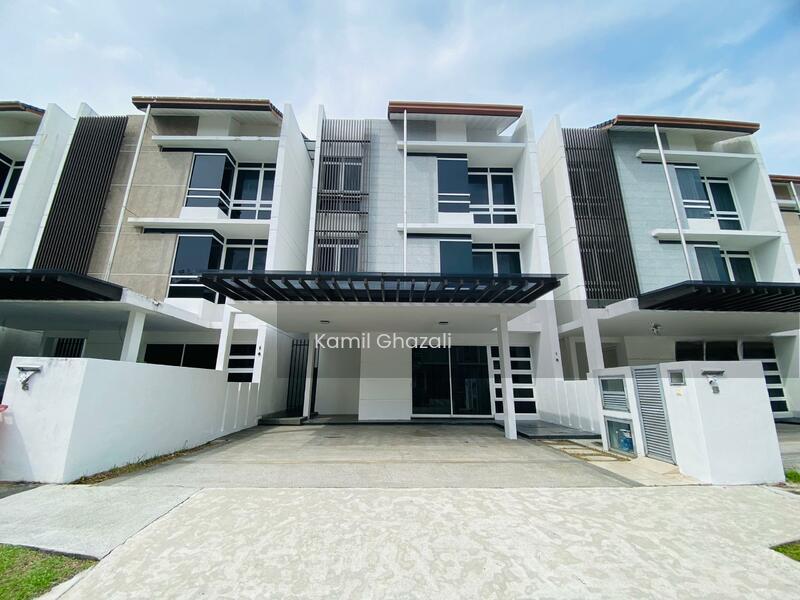 REFURBISHED FACING OPEN 3 Storey House Duta Villa, Presint 14 - 1
