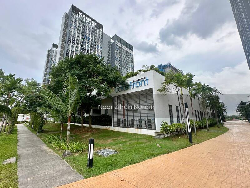 Lakefront Residence - 3