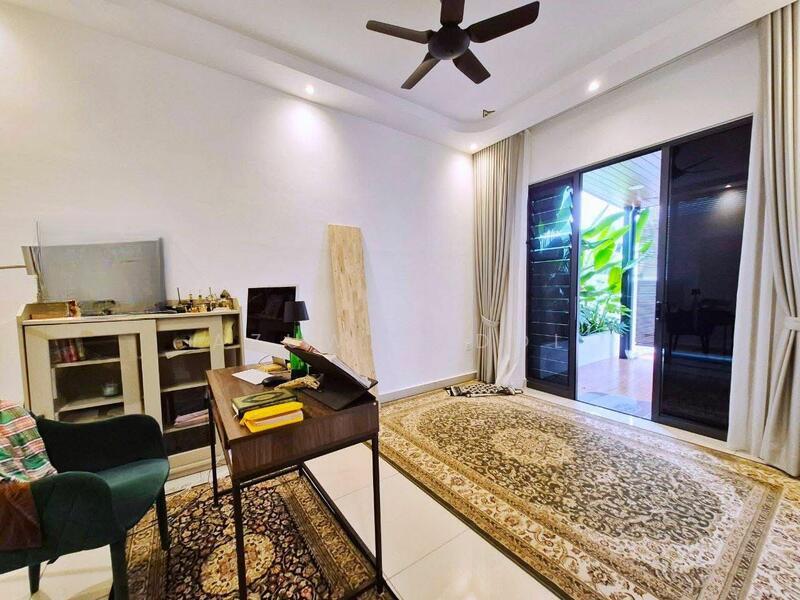 The Eighth, Elmina Green - 3