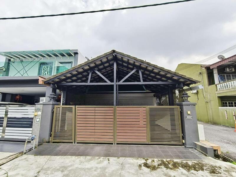Fully Renovated End Lot Double Storey Terrace | Open Facing | Bandar Bukit Tinggi 1, Klang - 1