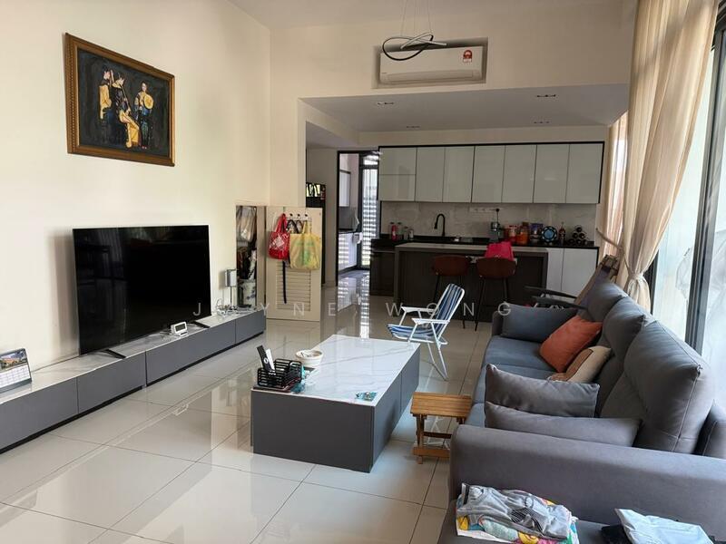 Avira Medini Iskandar - 4