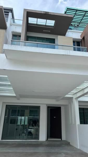 Raffles Residence 199 - 1