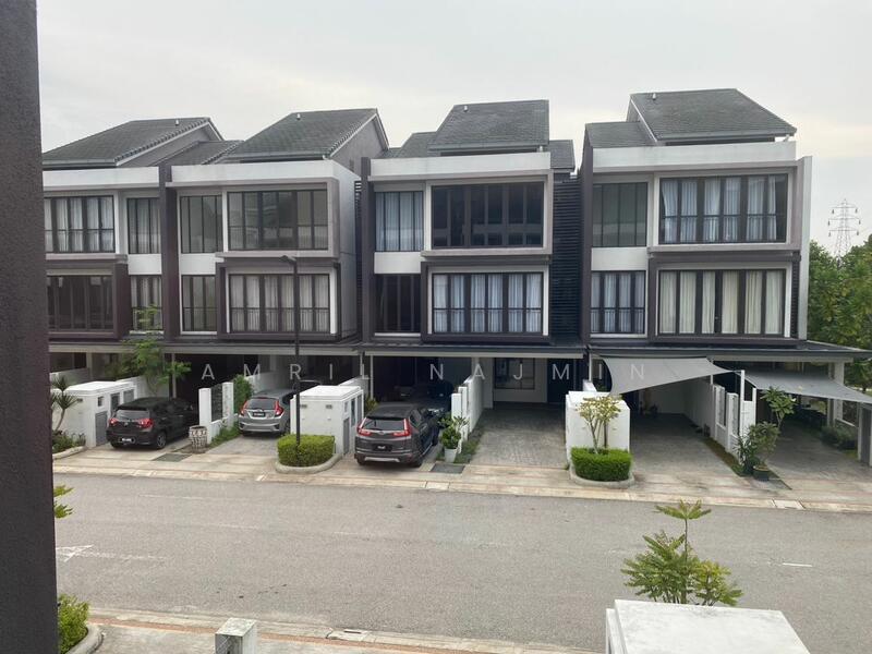 Townhouse at Bukit Jelutong - 4