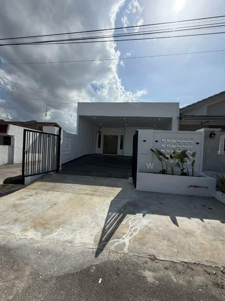 Single storey house end lot for sale at johor jaya - 2